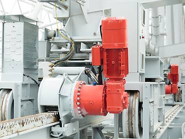 28 planetary gearmotors move the roof