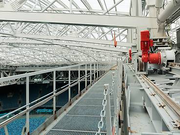 28 planetary gearmotors move the roof