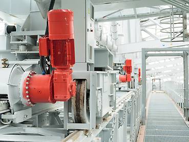 28 planetary gearmotors move the roof