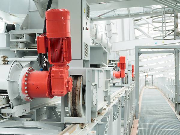 28 planetary gearmotors move the roof