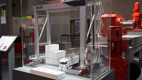 Miniaturmodell eines schienengeführten Portalkrans Miniaturmodell eines schienengeführten Portalkrans