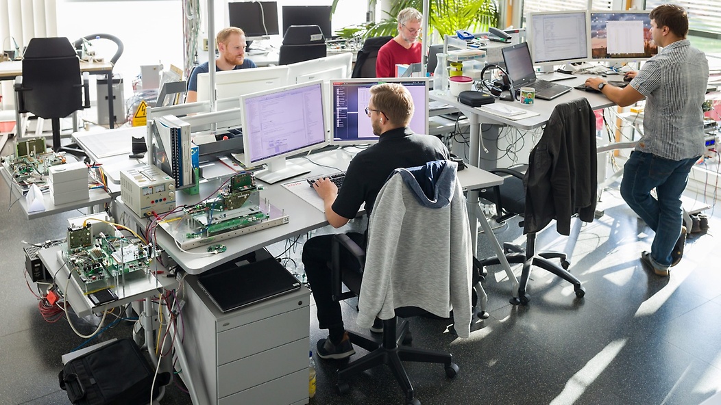 SEW-Mitarbeiter der IT im Büro