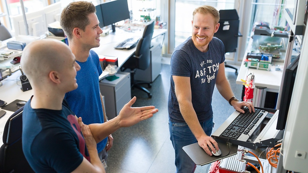 Drei SEW-Mitarbeiter der IT diskutieren 
