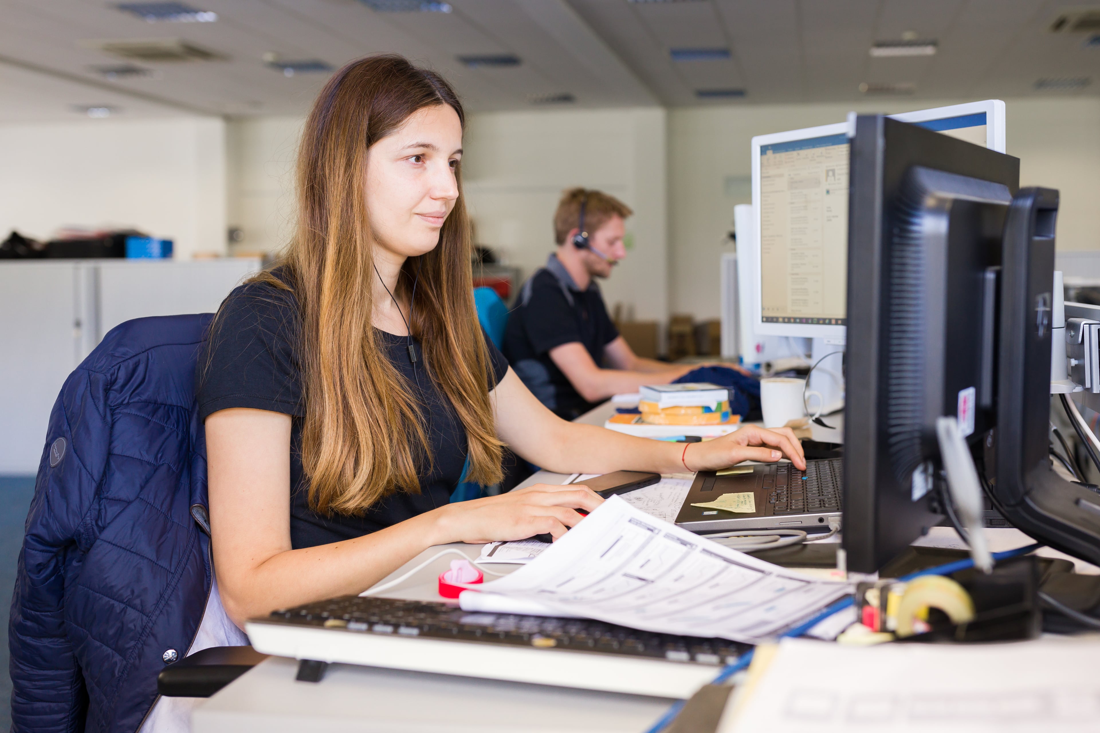 SEW-Mitarbeiterin vor PC