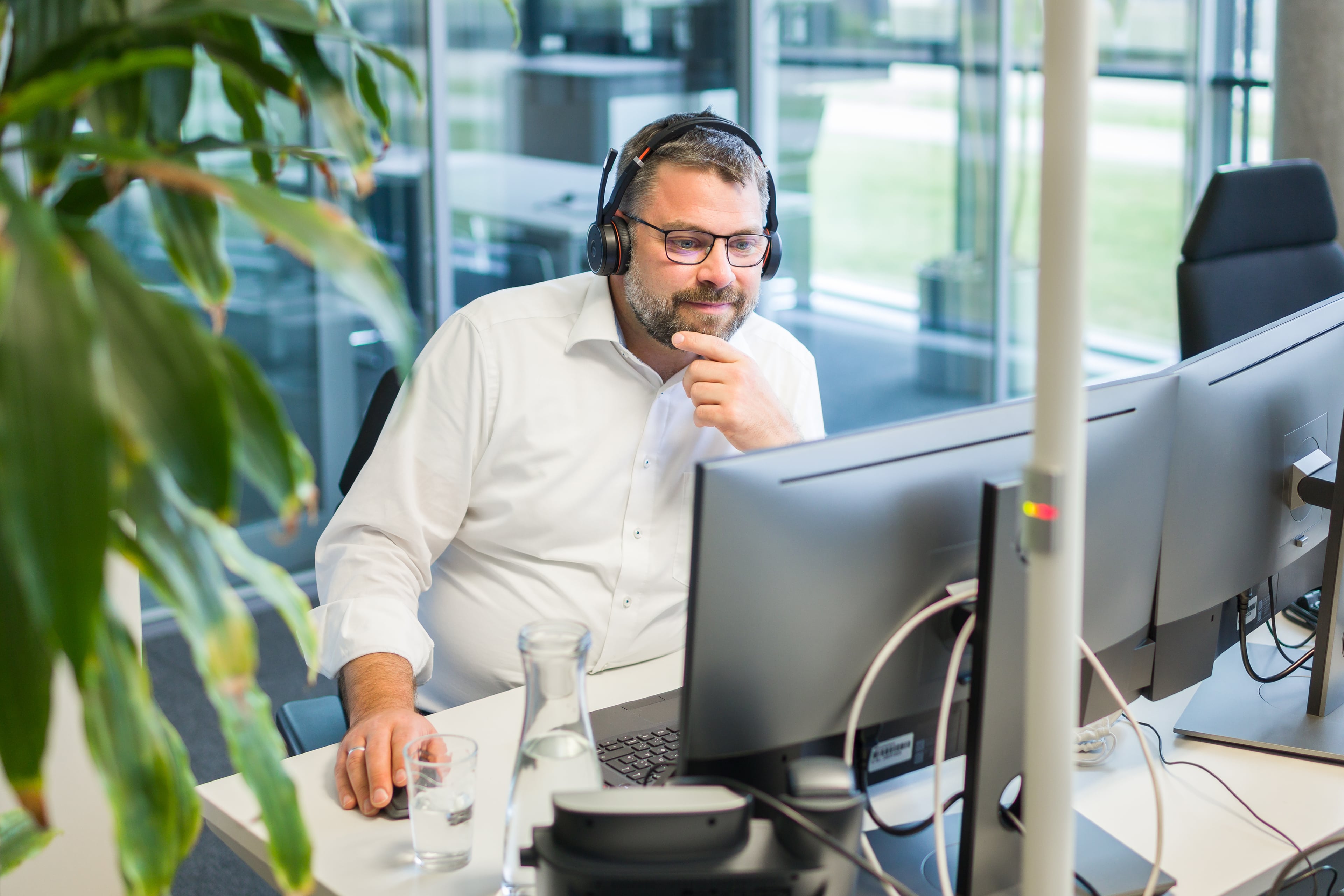 IT-Mitarbeiter von SEW arbeitet im Büro vor PC