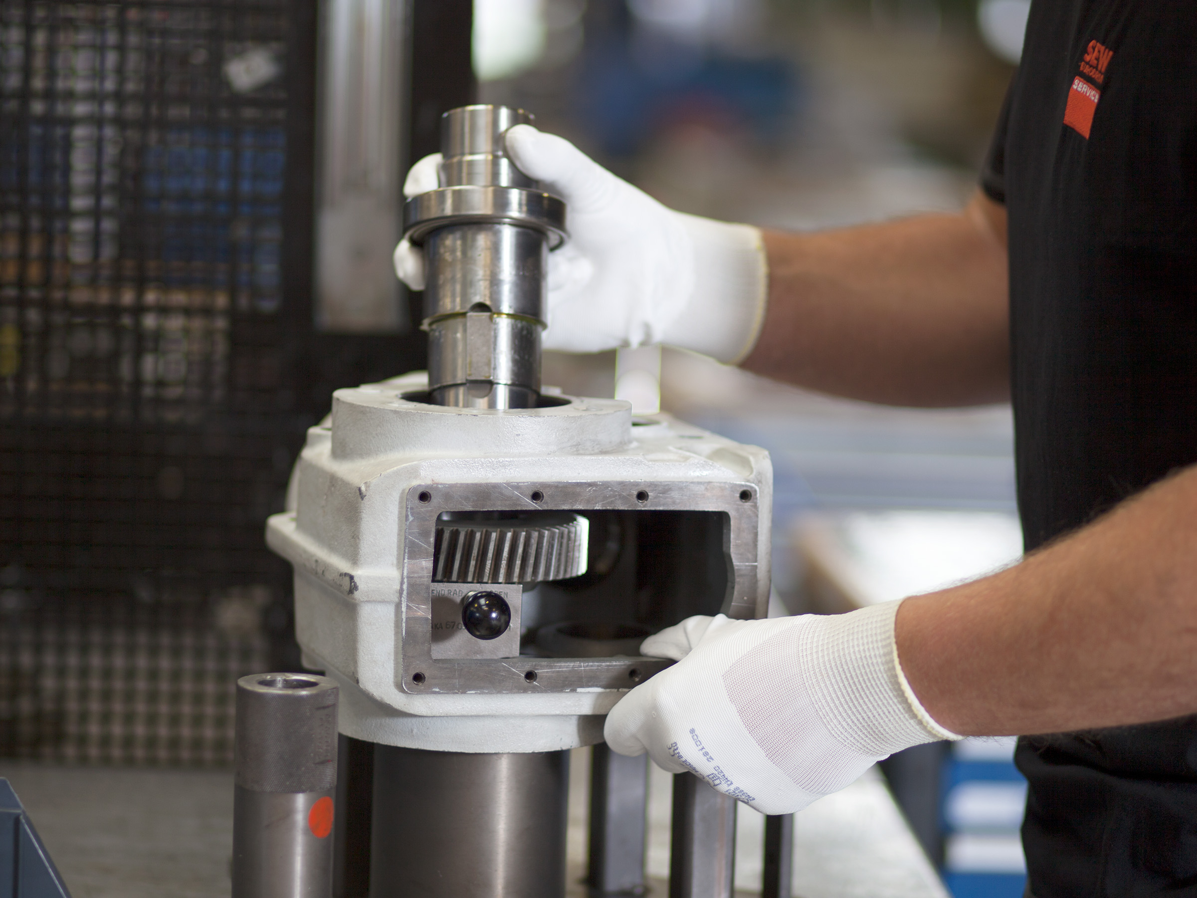 SEW-EURODRIVE Mitarbeiter bei der Eilmontage