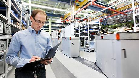 Planungsingenieur Jens Witteler plant Montageabläufe und Prozesse Planungsingenieur im Bereich Getriebemontage