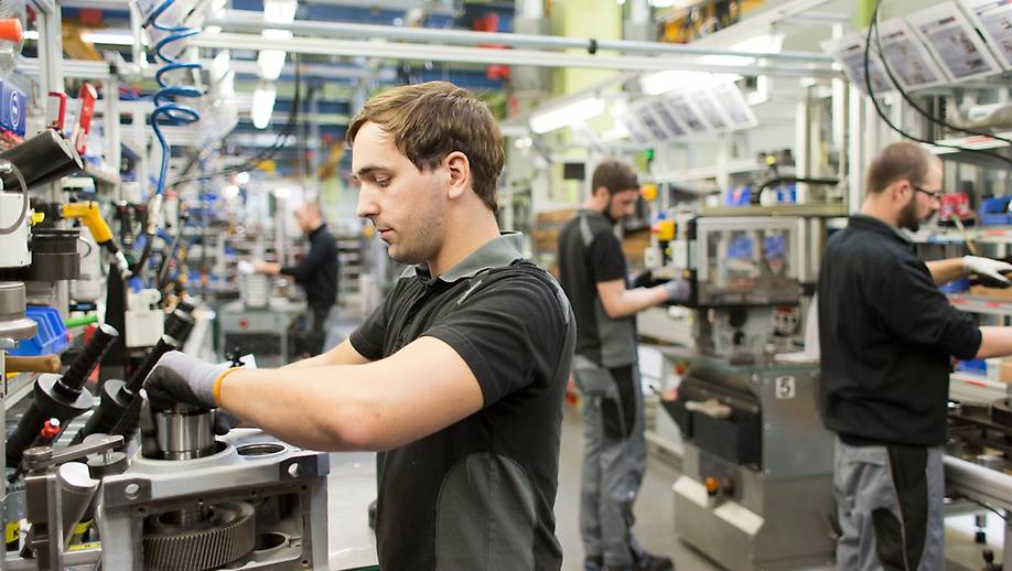 Technische Fachkräfte an der Montageinsel