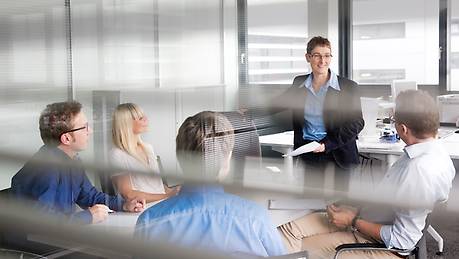 Petra Ernst gemeinsam mit ihren Teamkollegen in einem Workshop Abteilungsleiterin der Haupt- und Anlagenbuchhaltung