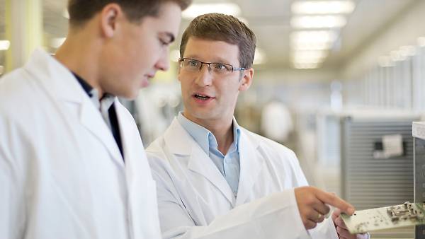 Process engineer Sebastian Schneider and a colleague in Electronics Production AOI process technician in Electronics Production
