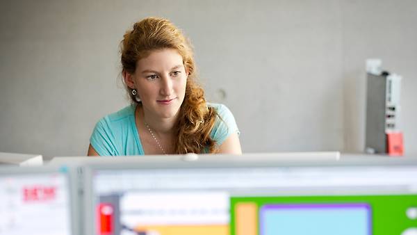 Technische Produktdesignerin in der Elektronik Konstruktionstechnikerin in der Elektronikentwicklung