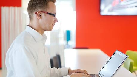 Requirements Engineer Marc Fröhlich bei einem Software-Entwicklungsprojekt IT-Requirements Engineer Customer Solutions