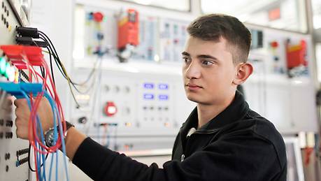 Insights into training as an electronics technician for industrial engineering Training as an electronics technician for industrial engineering