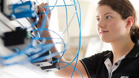 Einen typischen Arbeitsalltag gibt es in der Ausbildung zur Mechatronikerin nicht Ausbildung zur Mechatronikerin