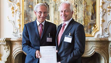 Professor Klocke (links) ehrt Martin A. Kapp (rechts) Professor Klocke (links) ehrt Martin A. Kapp (rechts)