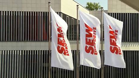 SEW-EURODRIVE stellt in diesem Video verschiedene Berufsgruppen vor. Über Aussagen echter Mitarbeiter erhält der Zuschauer Informationen über die vielfältigen Tätigkeitsfelder bei dem badischen Antriebstechnikspezialisten.